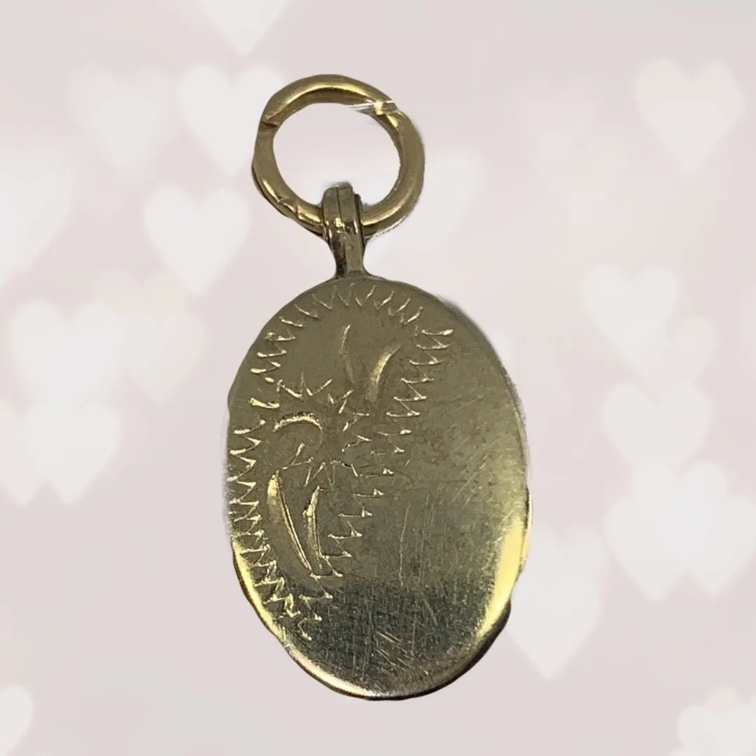 1940s Yellow Gold Locket with Floral Etching. Photo Gift for Her. Something Old Brides Gift.