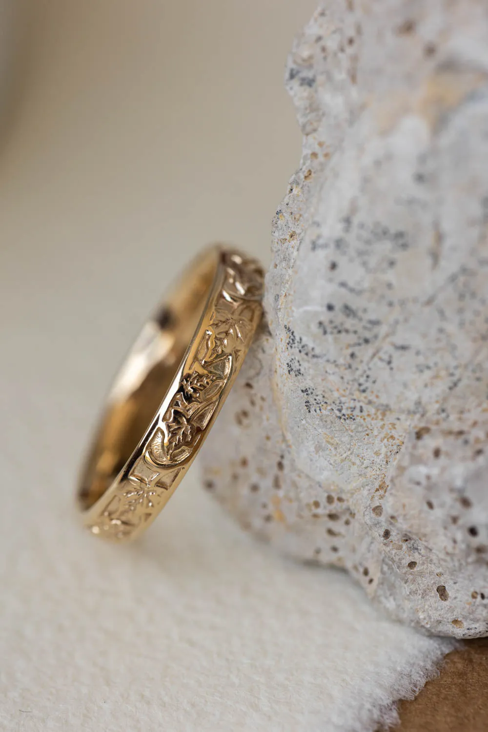 Gold leaf wedding band, ivy leaves ring, comfort fit ring 4 mm